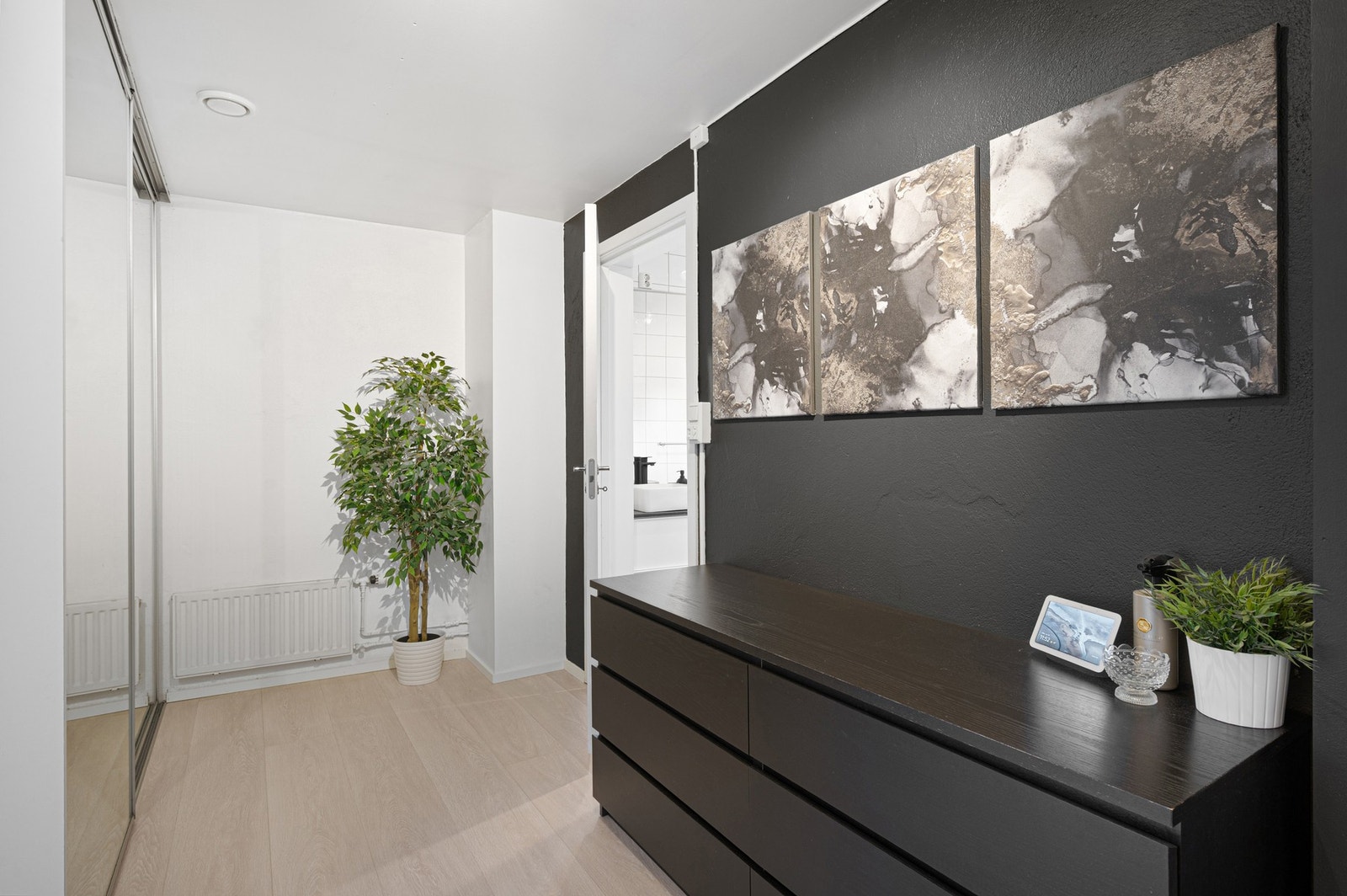 Leiligheten er utstyrt med en romslig entré på over 9 m². Galleribilde