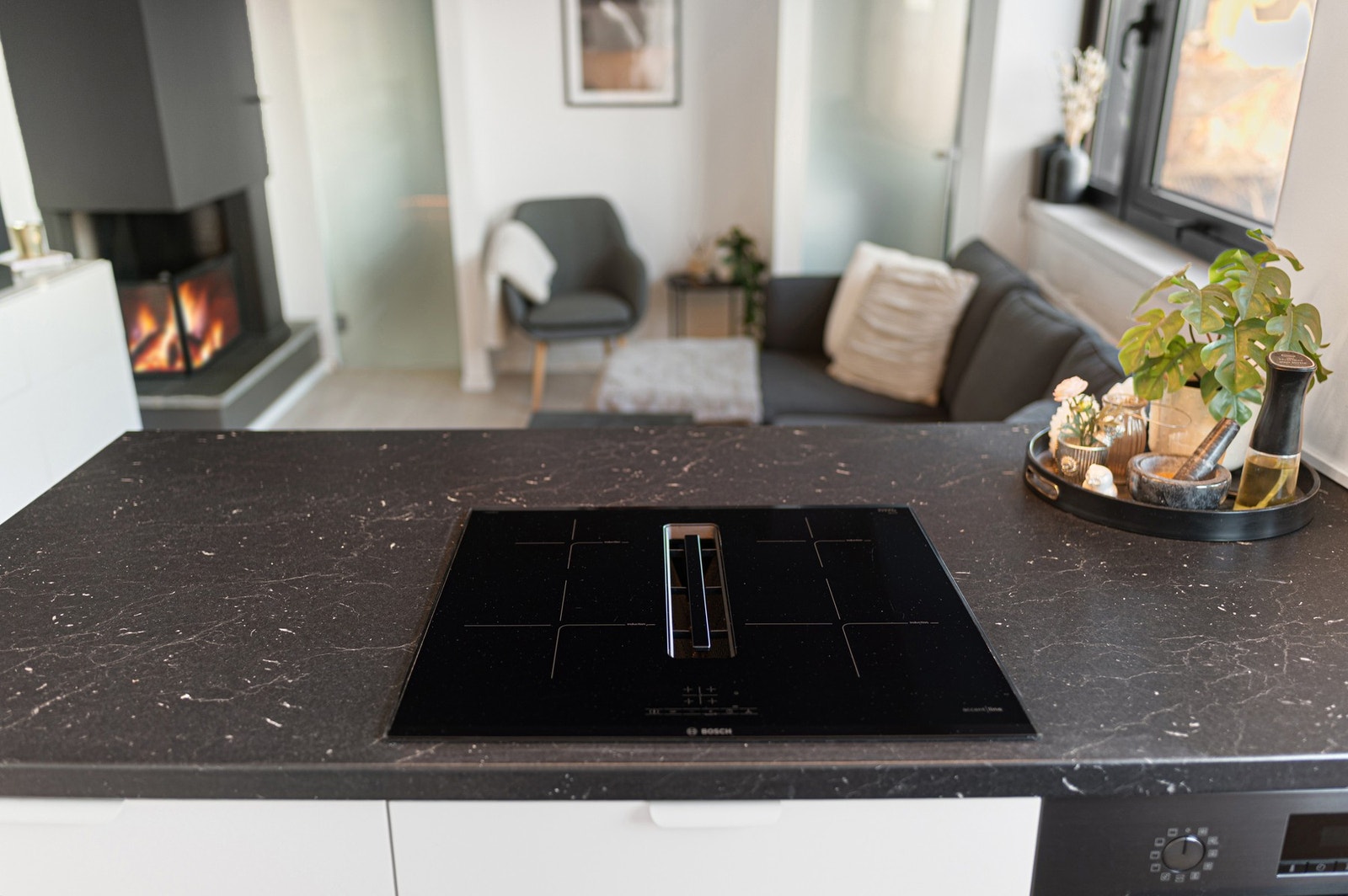 Det er kjøkkenventilator i platetopp med kullfilter. Galleribilde