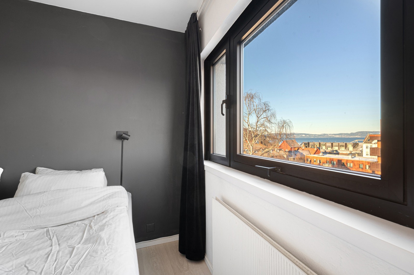 Store vinduer som byr på nydelig utsikt og masse naturlig lys. Galleribilde