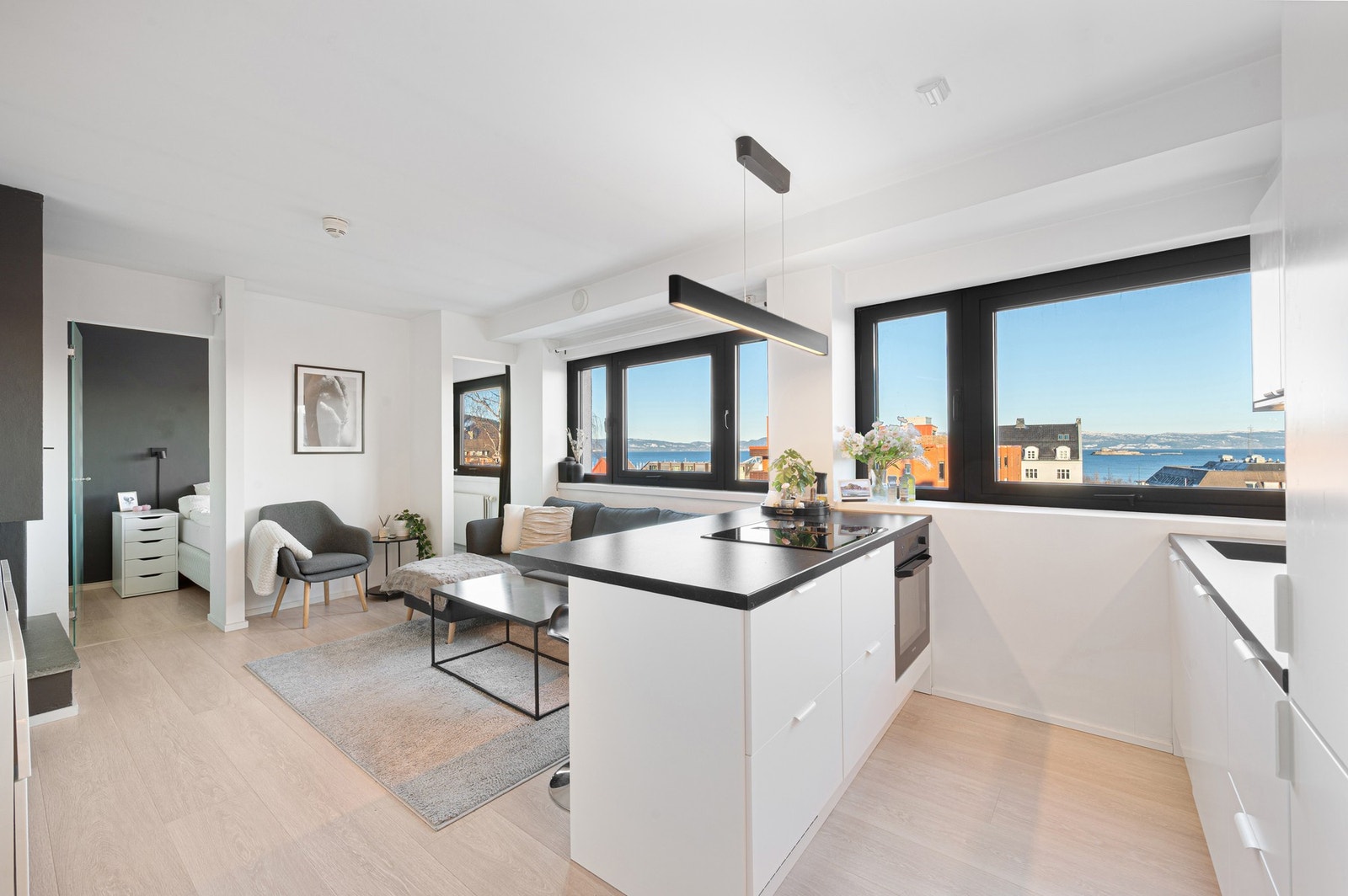 Store vindusflater som byr på en rikelig mengde med dagslys. Galleribilde