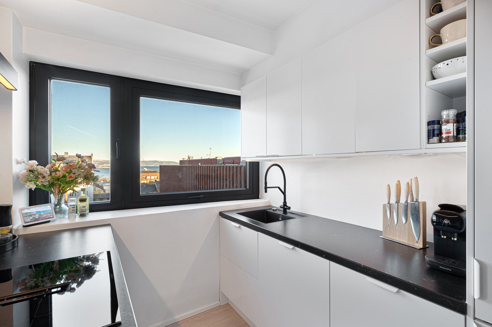 Kjøkkenet byr på rikelig med skap - og benkeplass. Galleribilde