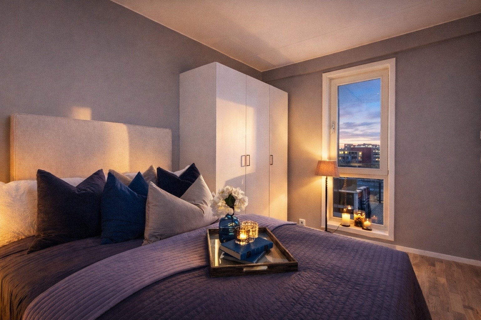 Soverommet har god plass til dobbeltseng, nattbord og garderobe. Galleribilde