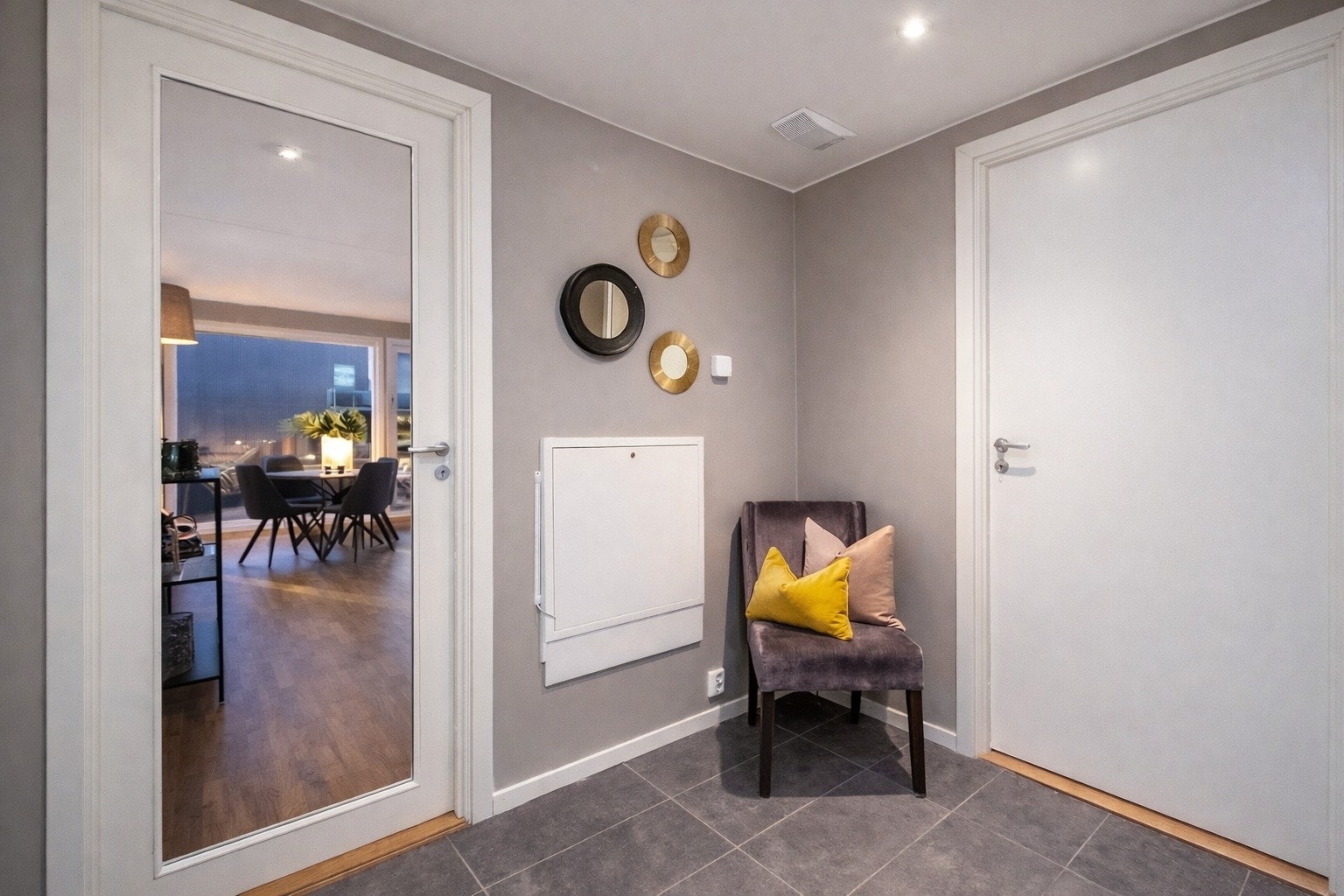 Entréen er innbydende med rikelig med oppbevaringsplass. Galleribilde