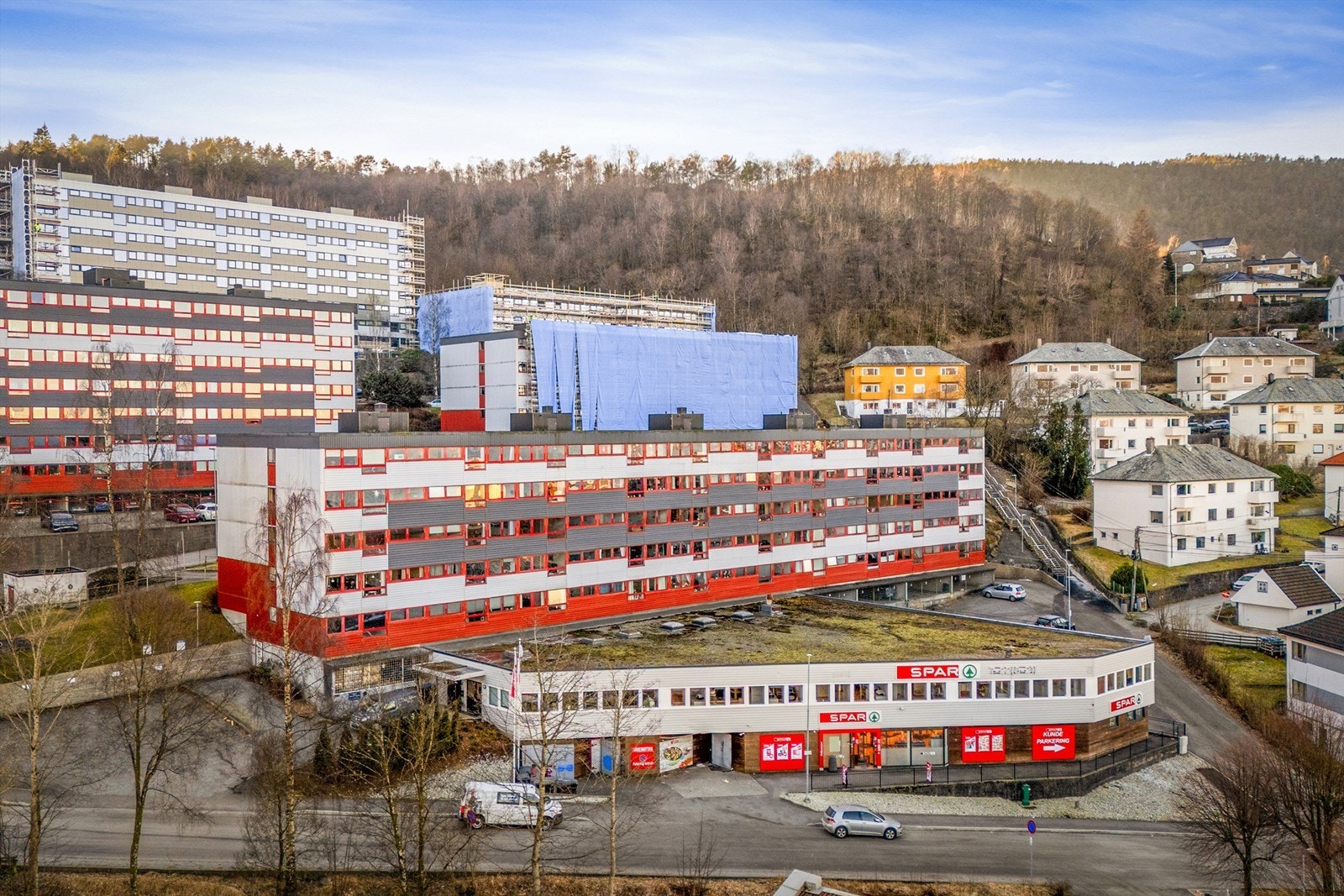 Handleturen kan gjøres bare 2 minutter fra ytterdøren med Spar butikk rett nedenfor Galleribilde
