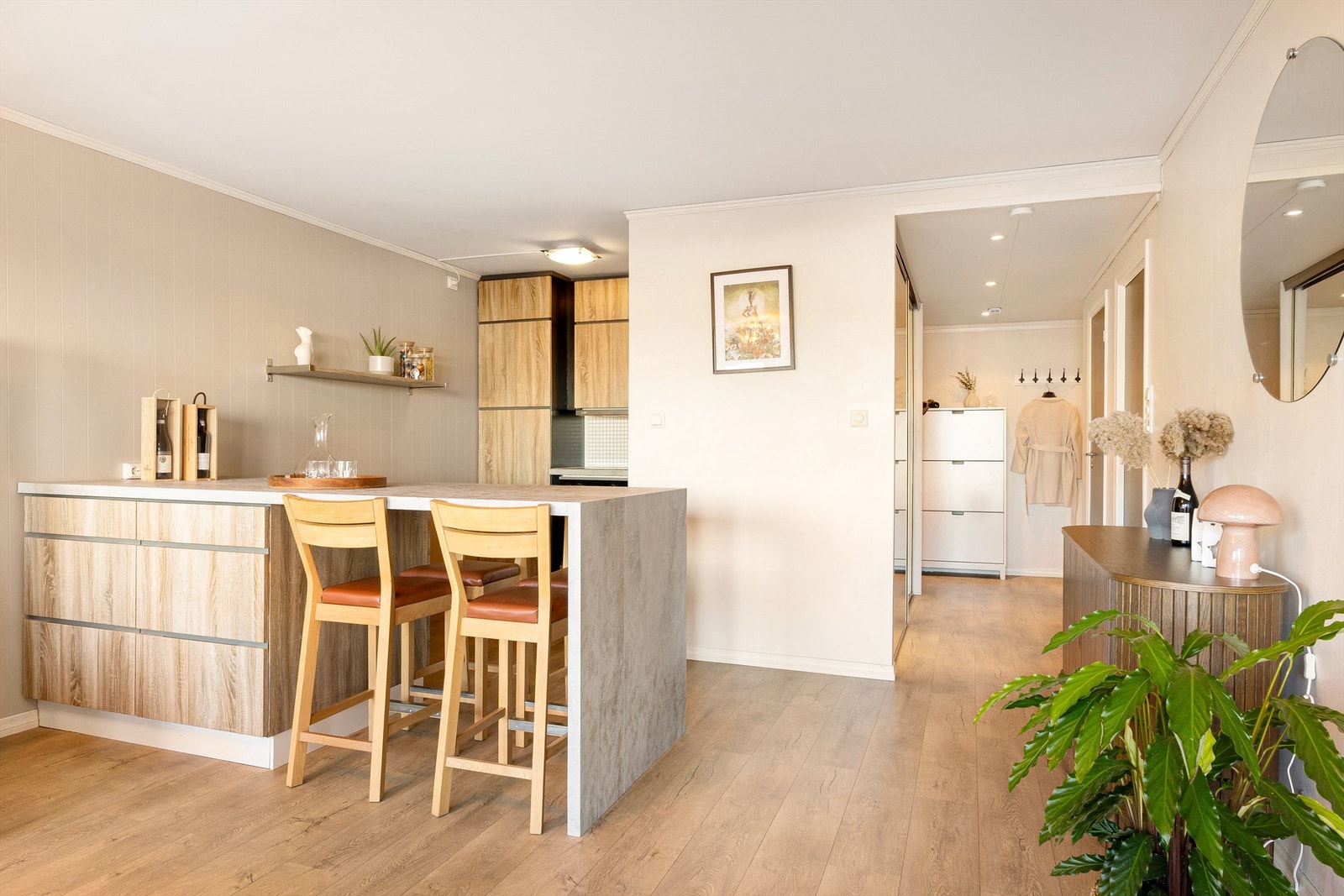 Kjøkkenet ligger i åpen løsning mot stue hvor det er laget et praktisk skille med kjøkkenøy som også fungerer som spisebord og gir ekstraoppbevaringsplass. Galleribilde