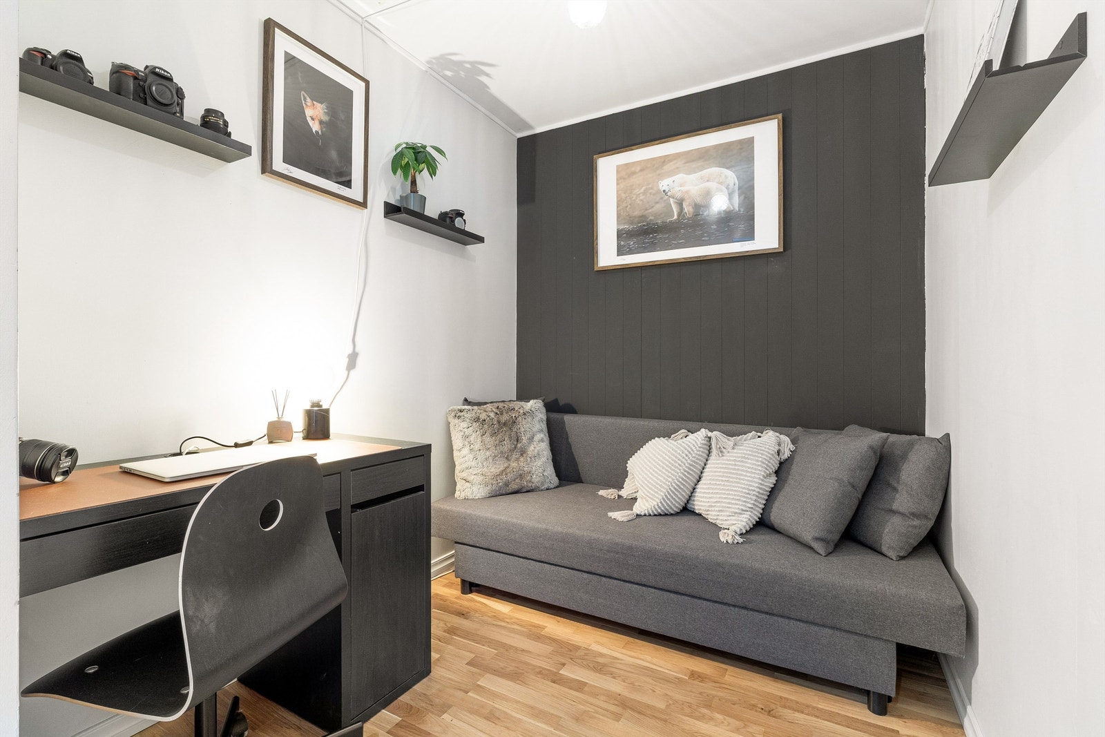 Fra gang er det adkomst til kontor, perfekt om man trenger et sted å jobbe i ro og fred eller trenger et gjesterom Galleribilde