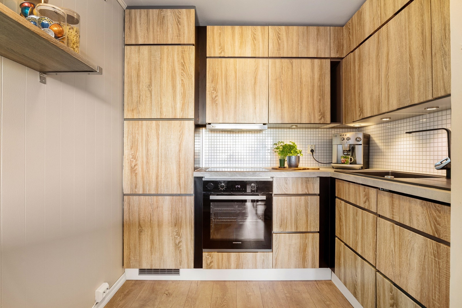 Kjøkkeninnredning fra Kvik (2010) med integrerte hvitevarer som kjøleskap, oppvaskemaskin (byttet 2024), stekeovn (byttet 2024) og platetopp. Galleribilde