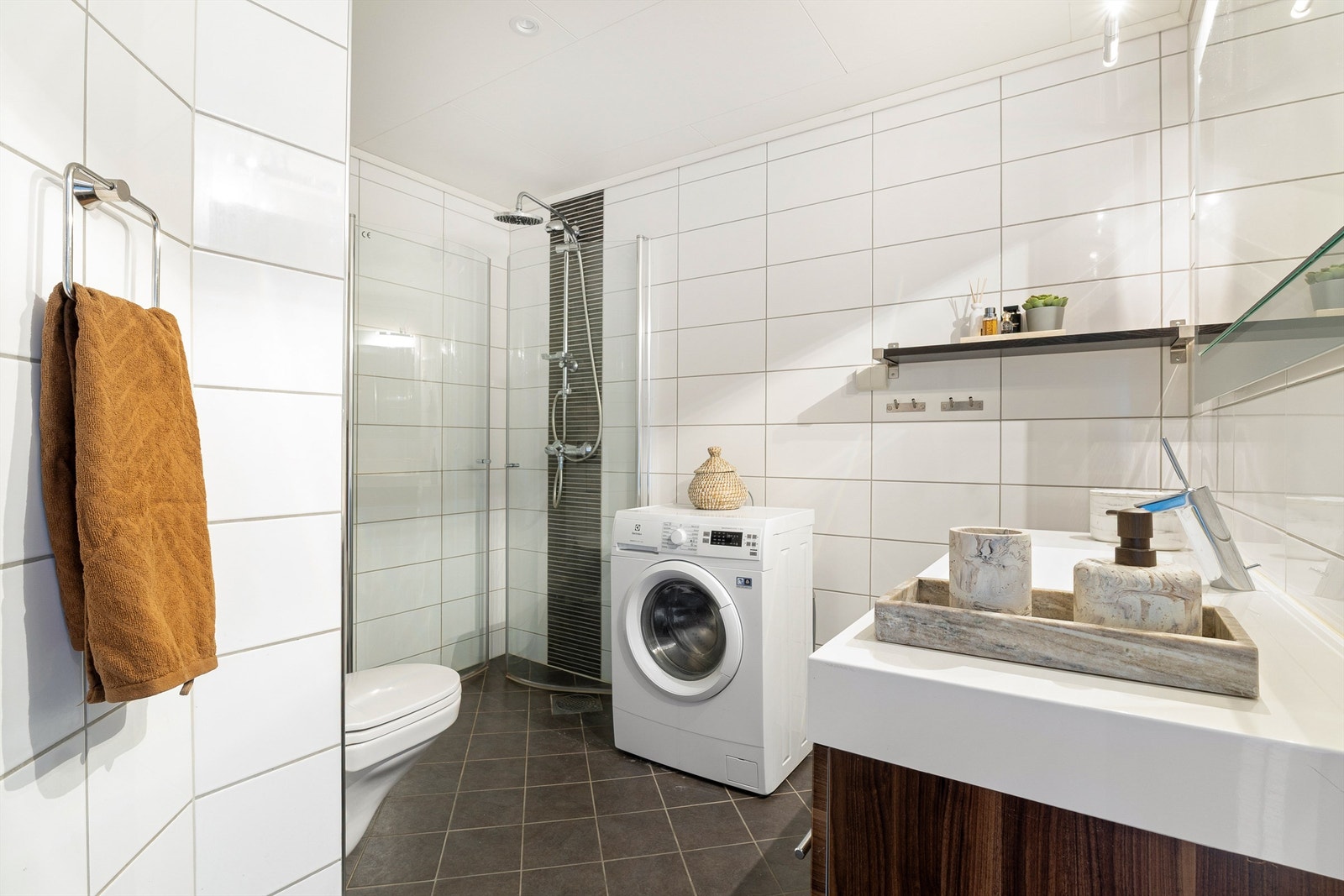 Flott helfliset bad fra 2008 renovert i regi av borettslaget. Varmekabler i gulv og vannrør oppgradert til rør-i-rør Galleribilde