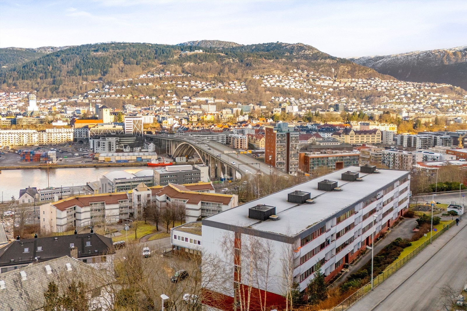 Sentrumsnær beliggenhet med kort og enkel vei til alt. Man har også Løvstakken like i ryggen som byr på gode turmuligheter Galleribilde