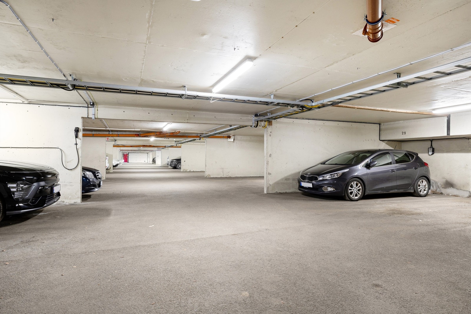 Felles garasjeannlegg. Det finnes også flere gjesteparkering for borettslaget rett utenfor. Galleribilde