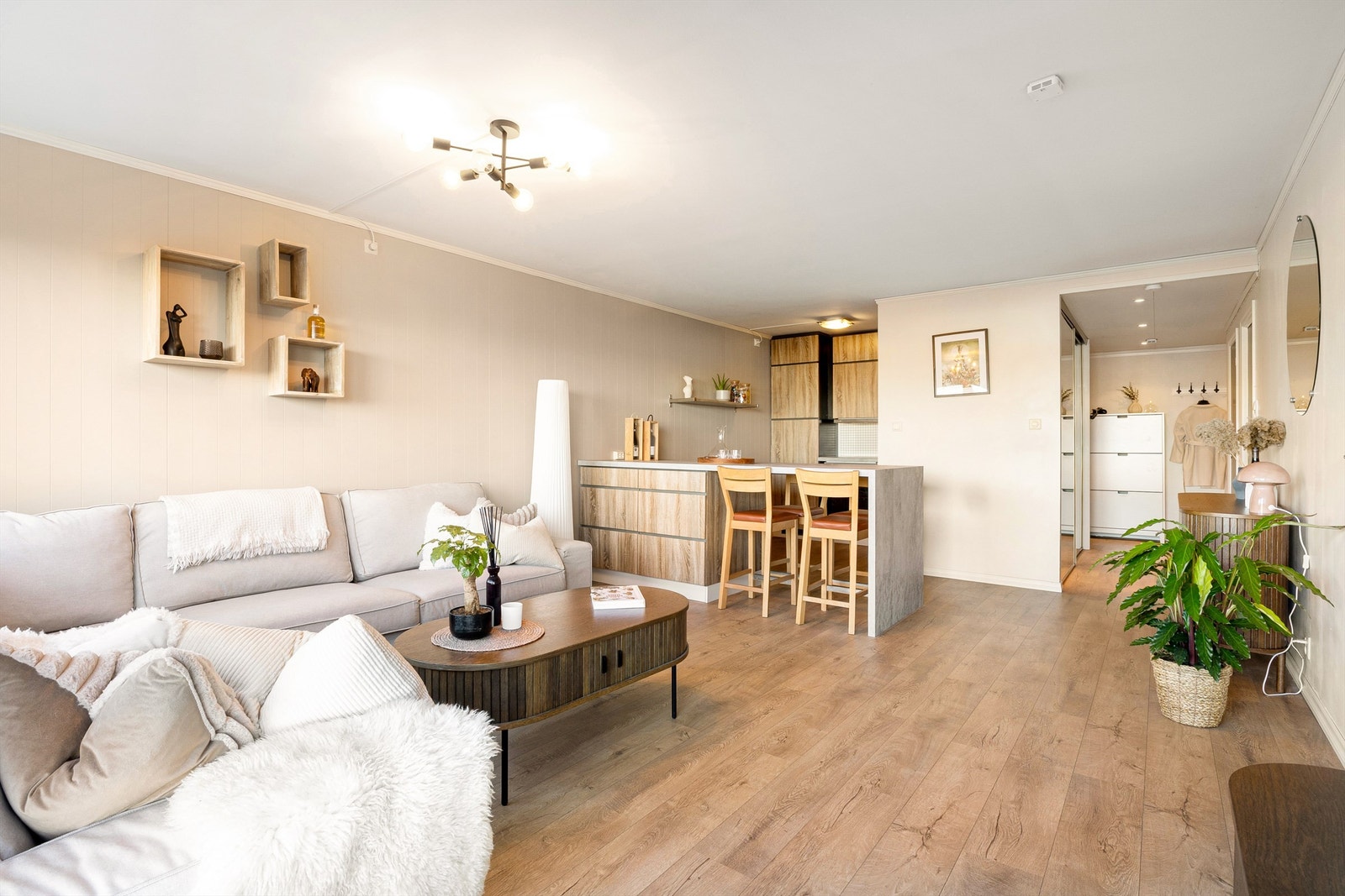 Romslig stue med god plass til stor sofagruppe Galleribilde