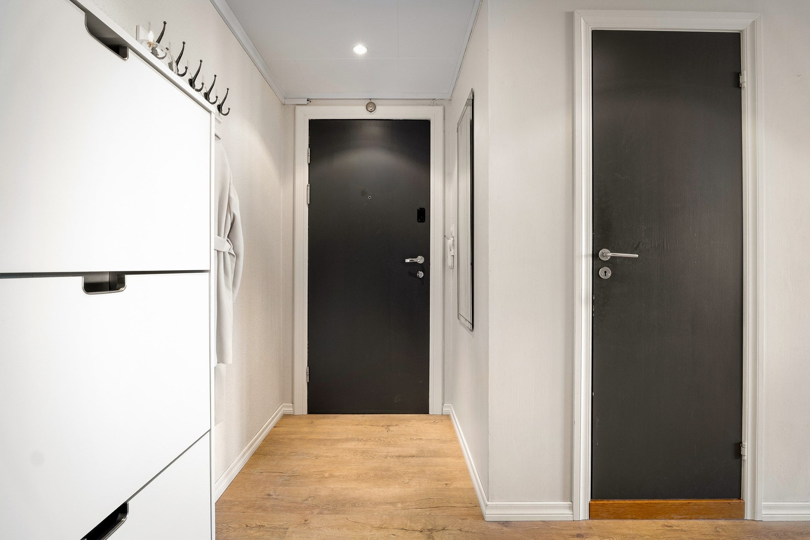 Entré som tar deg imot med praktisk oppheng til ytterklær. Leiligheten har 1 bod inne og 2 boder utenfor i samme etasje. Galleribilde