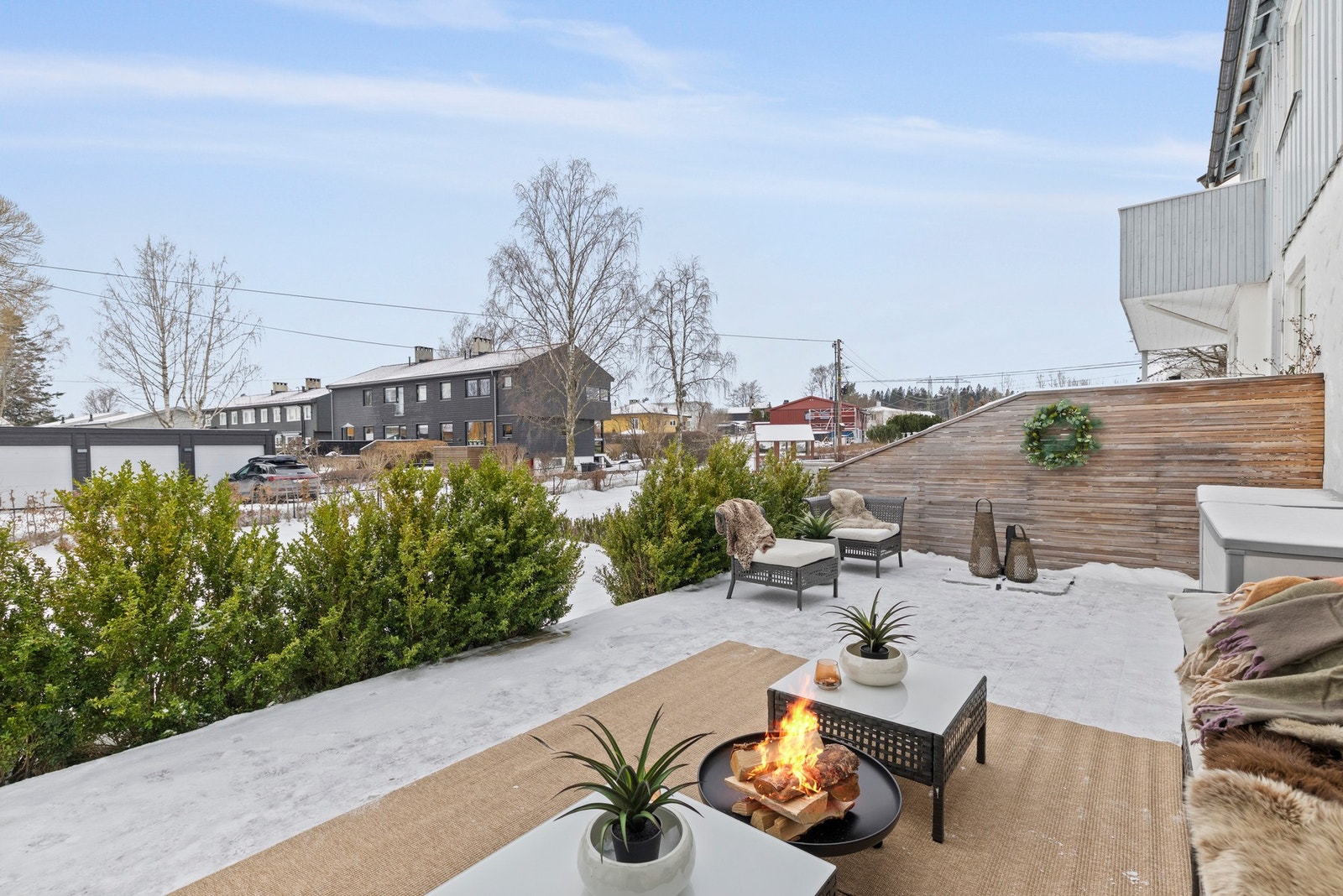 Markterrassen er på ca. 32 kvm og her er det også hage Galleribilde