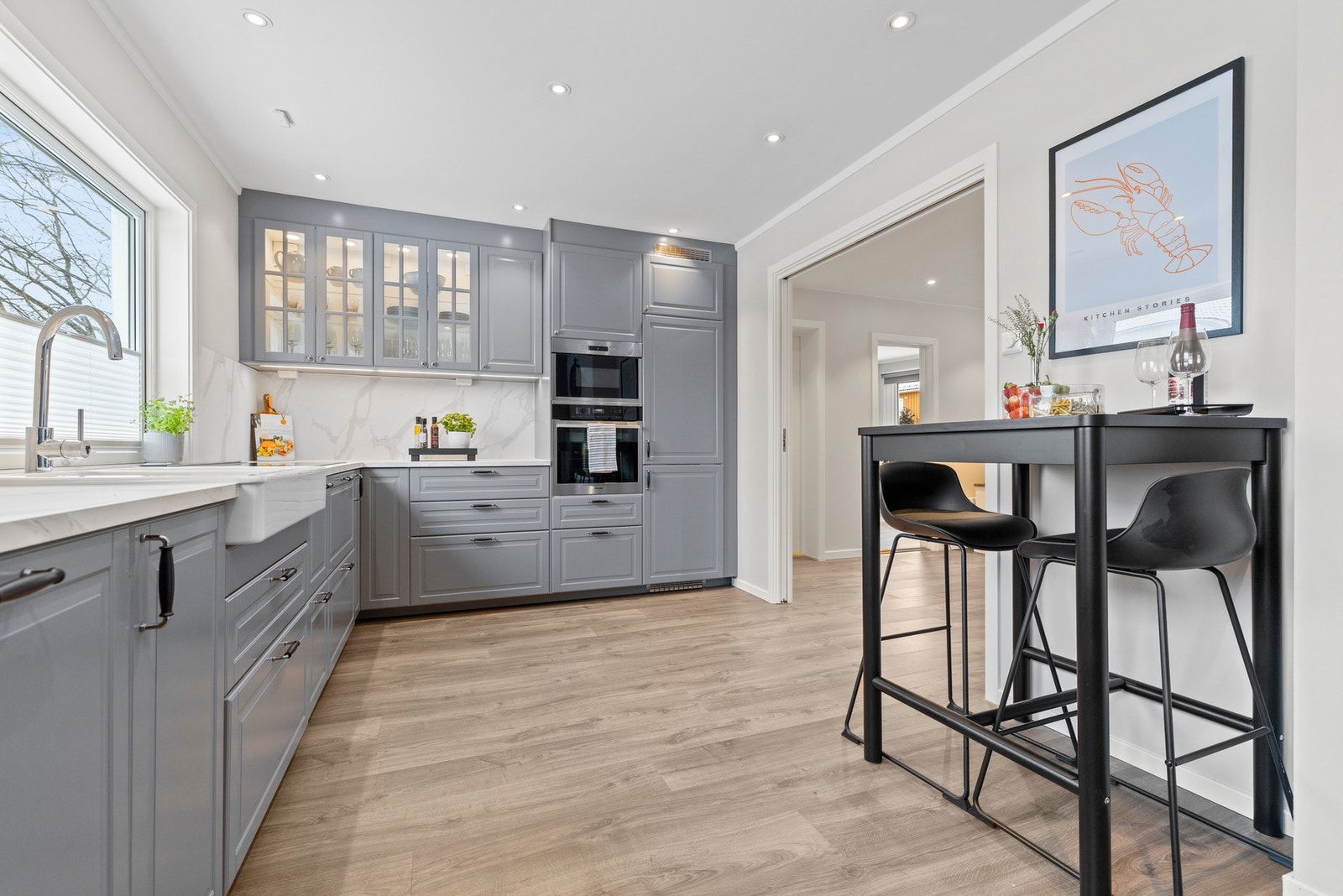 Kjøkkenet er innredet med integrerte hvitevarer som platetopp, stekeovn, mikrobølgeovn, oppvaskmaskin og kjøl/frys. Galleribilde