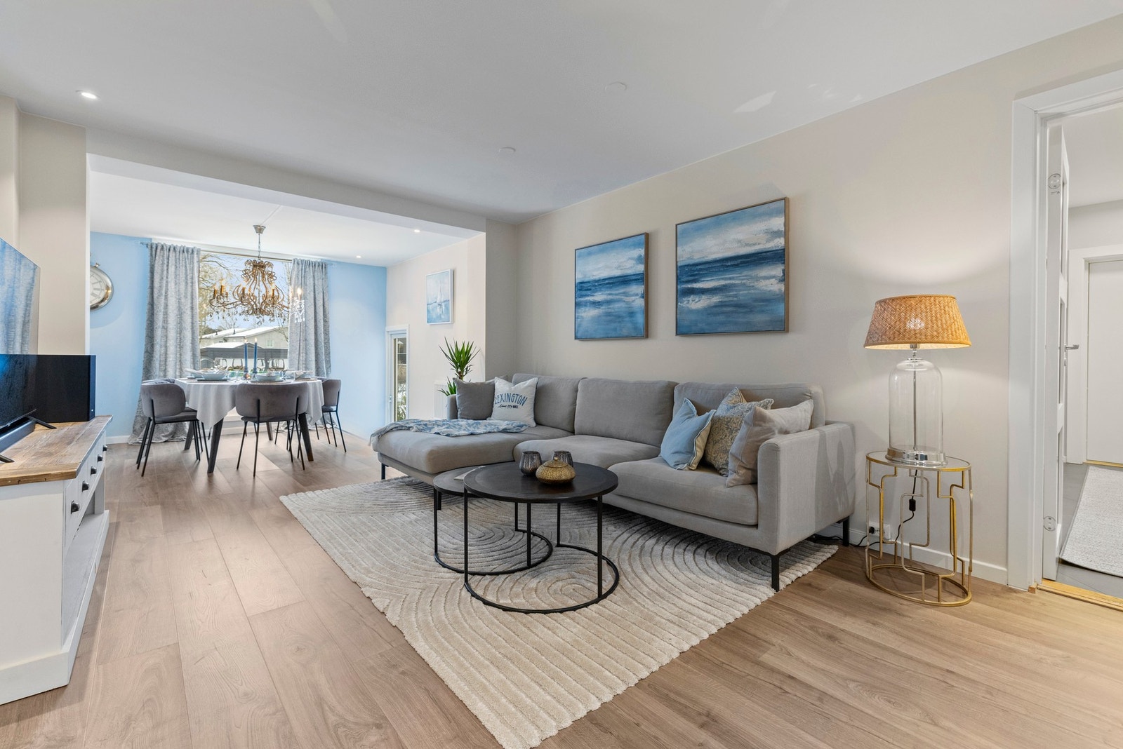 Stuen i leiligheten er romslig og flott opplyst med store vindusflater som gir rikelig med naturlig lys, og skaper en god atmosfære. Galleribilde