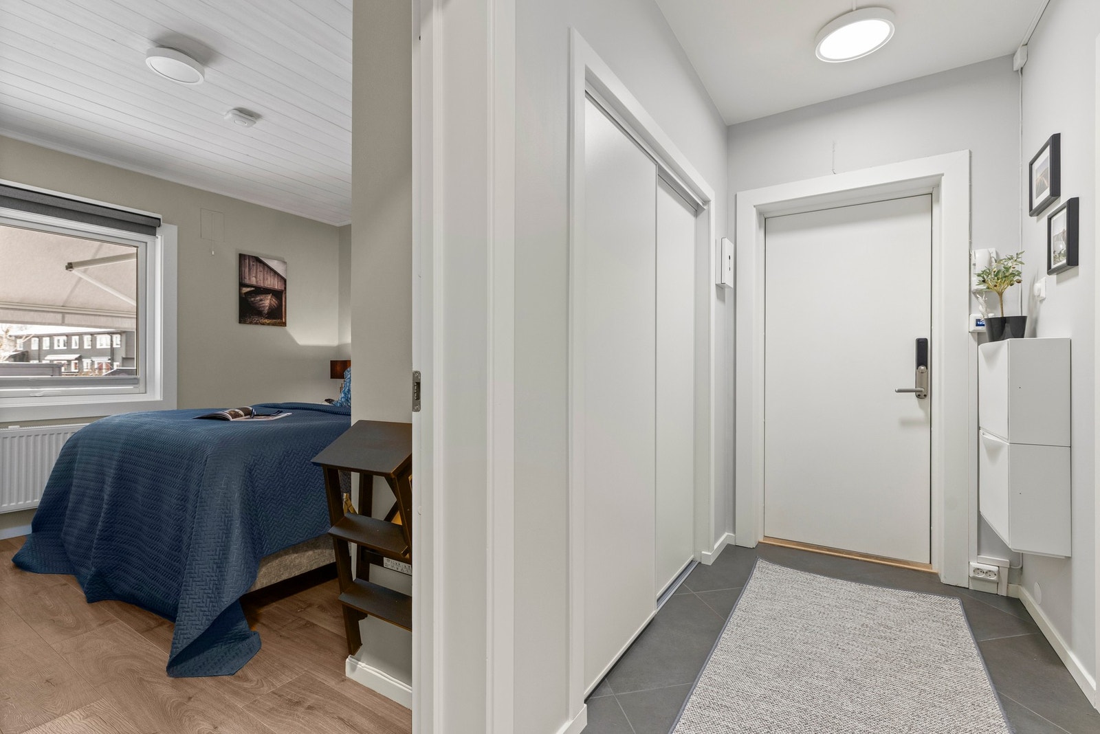 Hyggelig entré som gir et godt førsteinntrykk og fungerer som det naturlige knutepunktet i leiligheten. Herfra er det adkomst til hovedsoverommet i leiligheten. Galleribilde