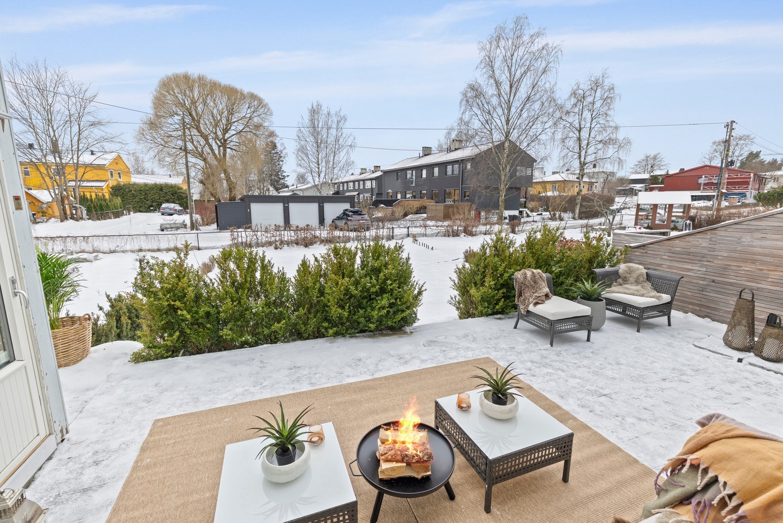 Her er det god plass til lounge, solstoler, grill eller annet ønskelig utemøblement. Galleribilde