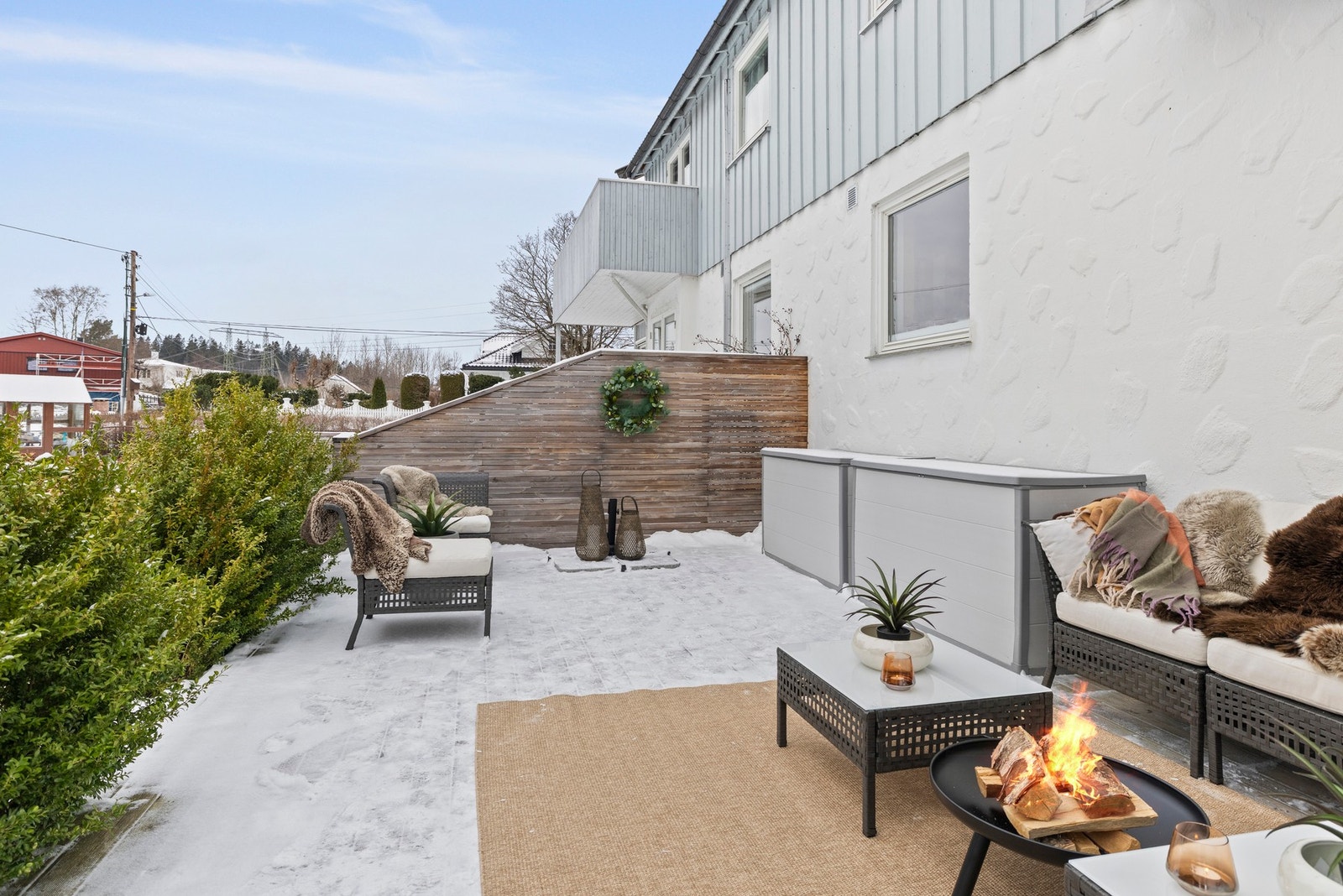 Fra spisestuen er det trapp ned til en stor markterrasse. Galleribilde