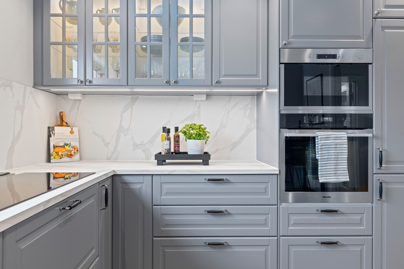 Ventilator montert i benkeplate med hev- og senk løsning med utkast via yttervegg. Galleribilde