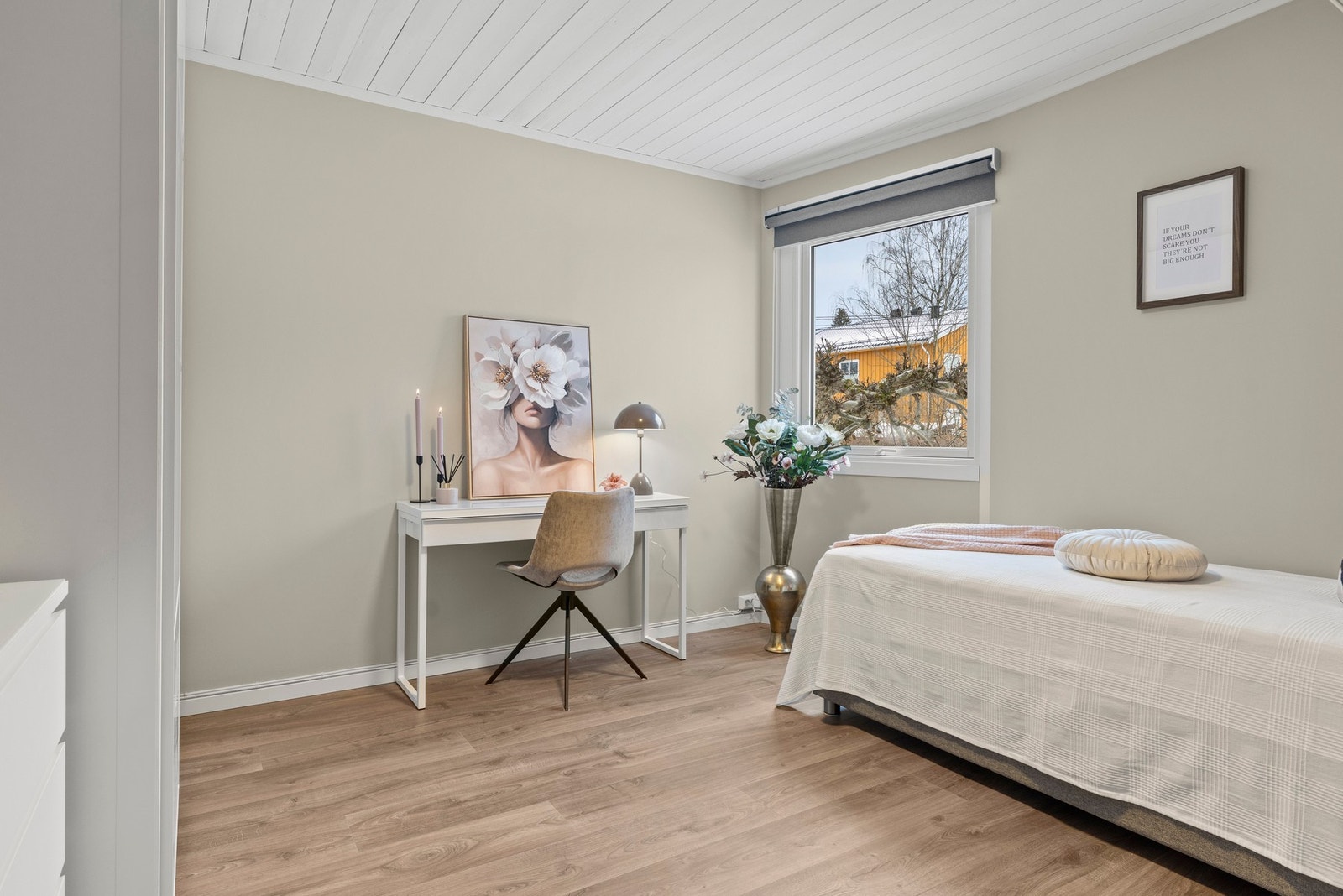 Rommet kan enkelt innredes etter egne preferanser, enten det er behov for et hjemmekontor, barnerom eller et komfortabelt gjesterom. Galleribilde