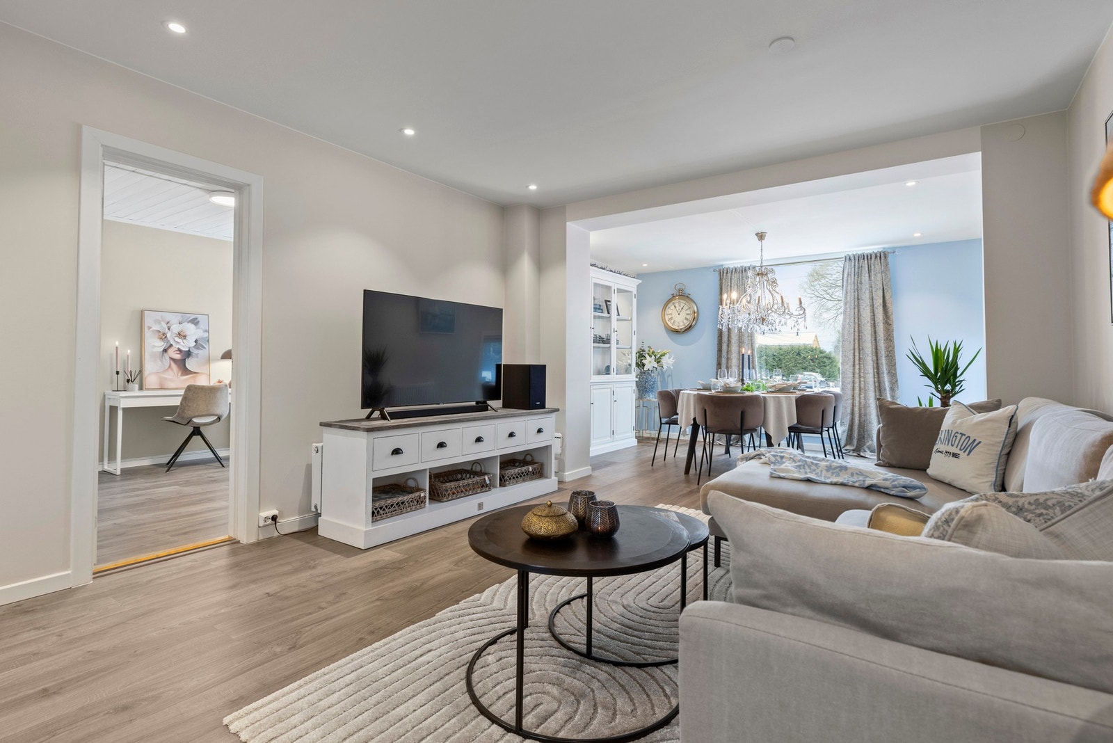 I stuen er det gode møbleringsmuligheter. Galleribilde