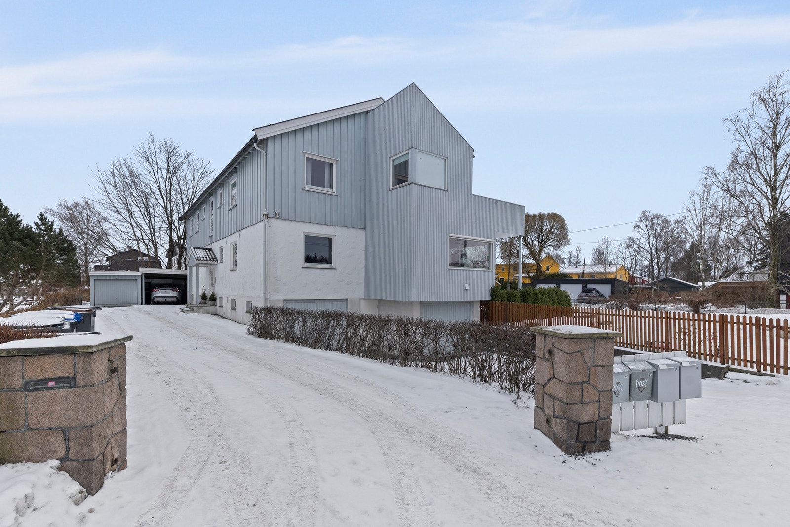 Det medfølger en carport med mulighet for opplegg til lader. Galleribilde
