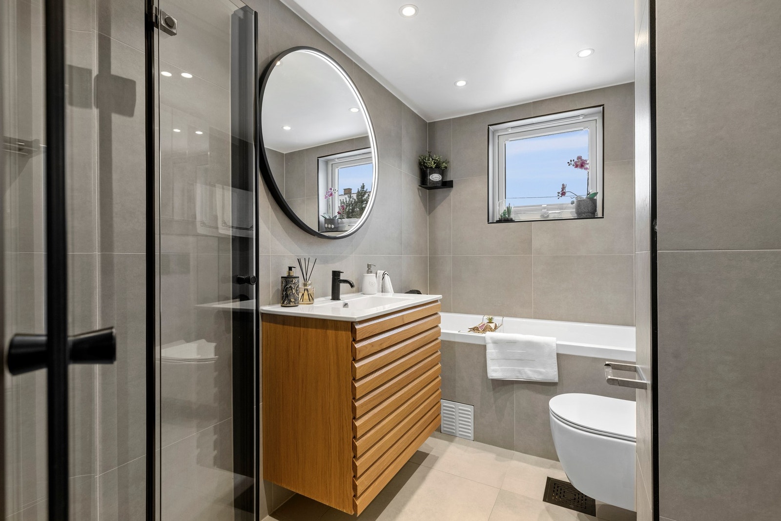 Romslig og pent flislagt bad fra 2022 med elektriske varmekabler i gulv. Galleribilde