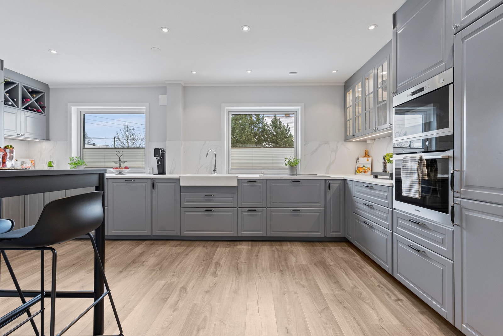 Innbydende og pent Ikea kjøkken fra 2025 med grå profilerte fronter. Galleribilde