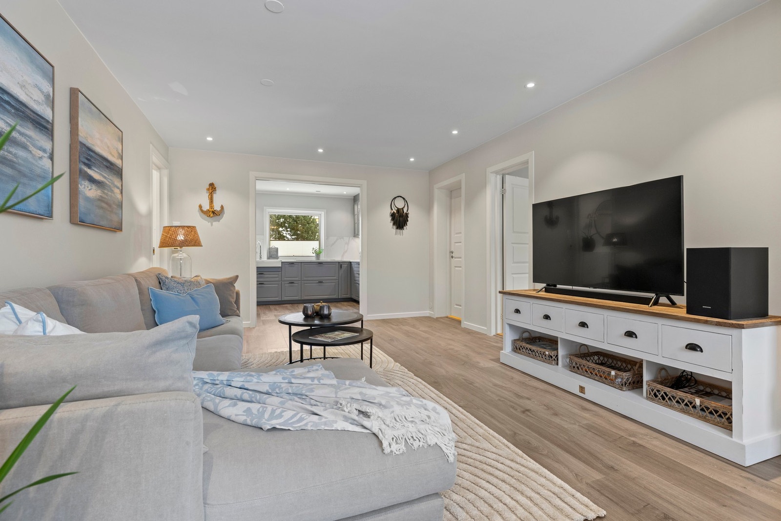 Fra stuen er det videre adkomst til to av soverommene i leiligheten. Galleribilde