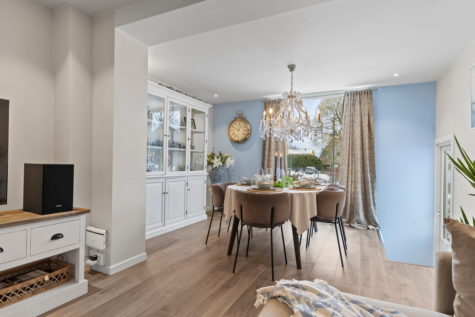 I enden av rommet er det en spisestuedel hvor det er plass til spisebord som gir mulighet for en naturlig og fin soneinndeling av oppholdsrommet. Galleribilde