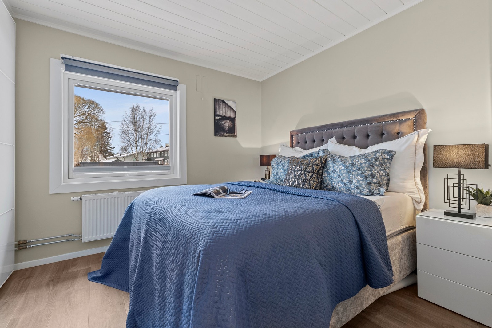 Hovedsoverommet er romslig og har god plass til dobbeltseng og nattbord på hver side. Galleribilde