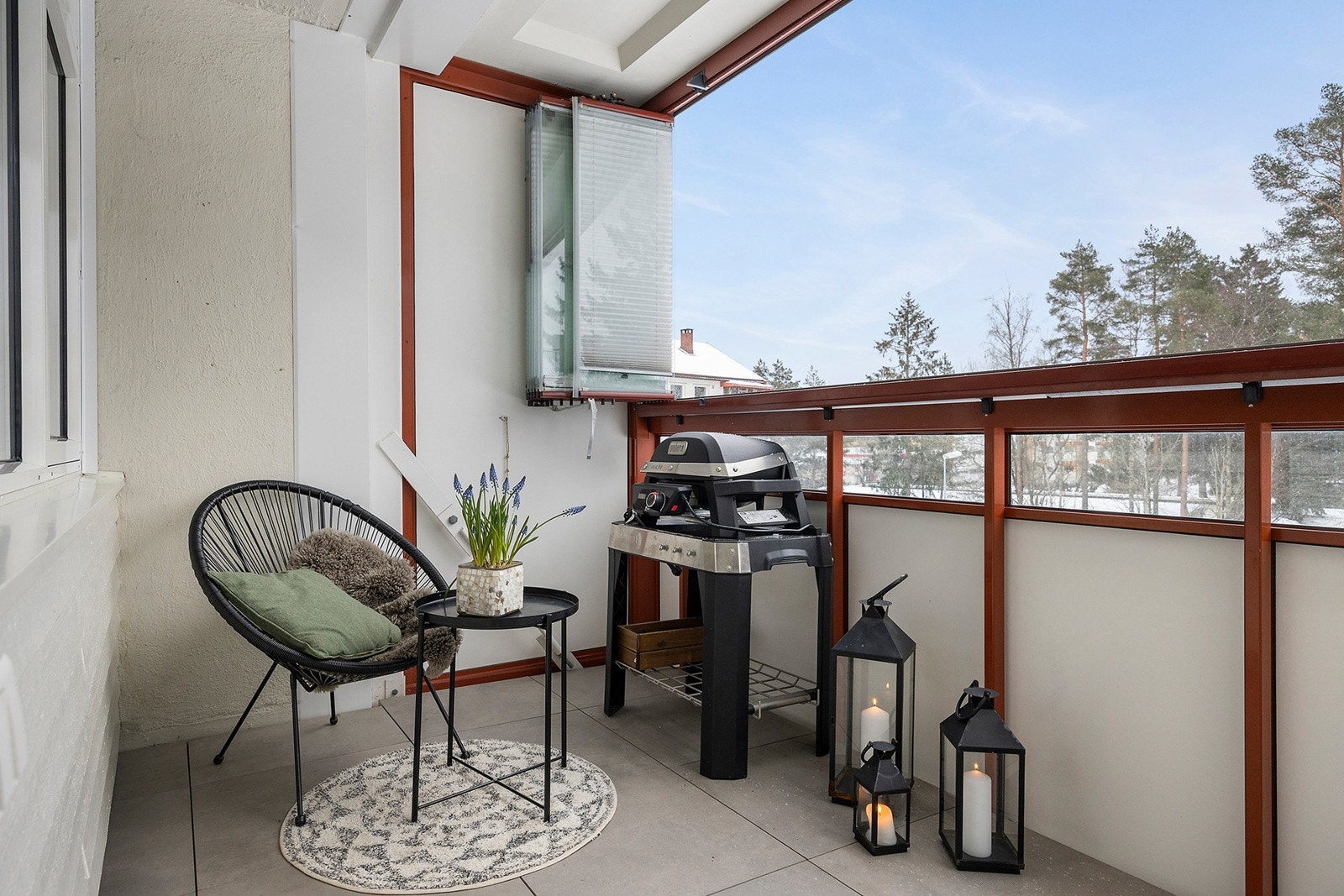 Solrik sydvendt innglasset balkong. Solskjerming. Innglassingen kan skyves til side Galleribilde