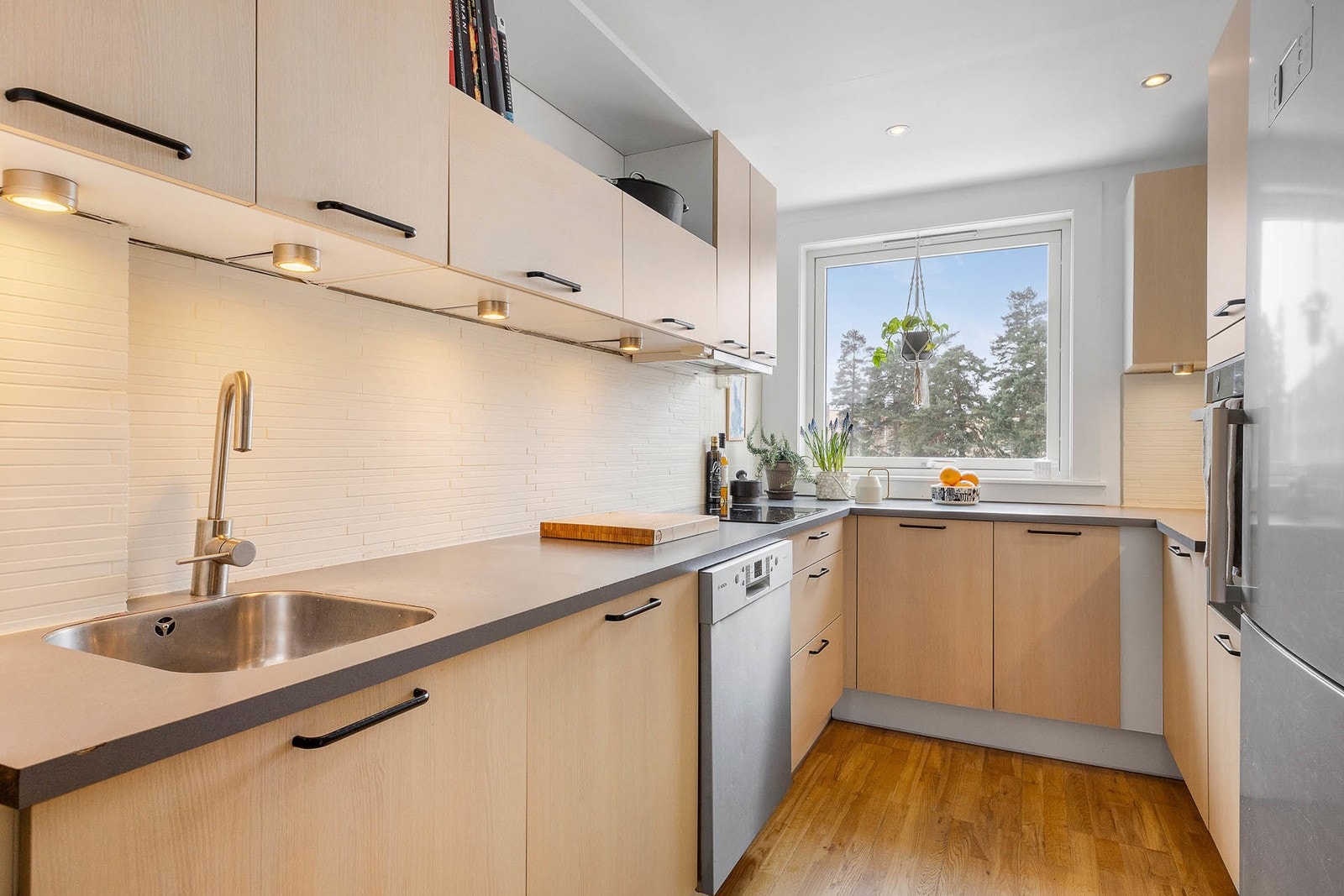 Kjøkken fra HTH med glatte skapdører og skuffefronter Galleribilde