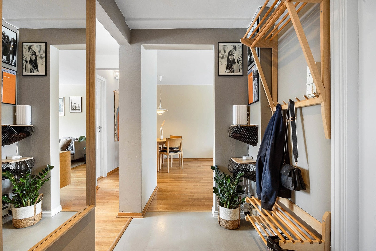 Hall/Entré med porttelefon og plass for yttertøy og sko Galleribilde