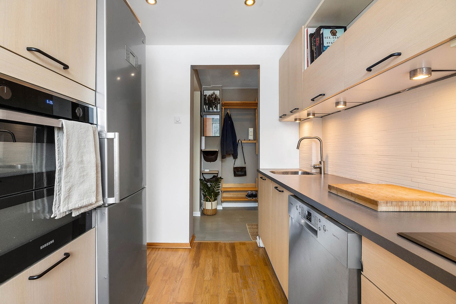 Kjøkken - godt med skap og benkplass Galleribilde