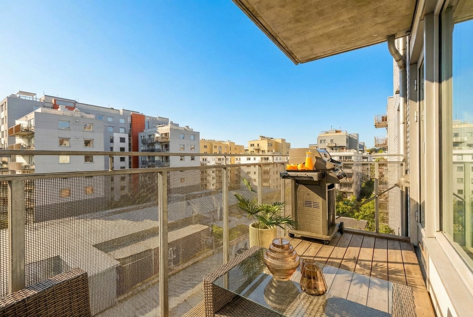 Vestvendt balkong med usjenert utsyn. Galleribilde