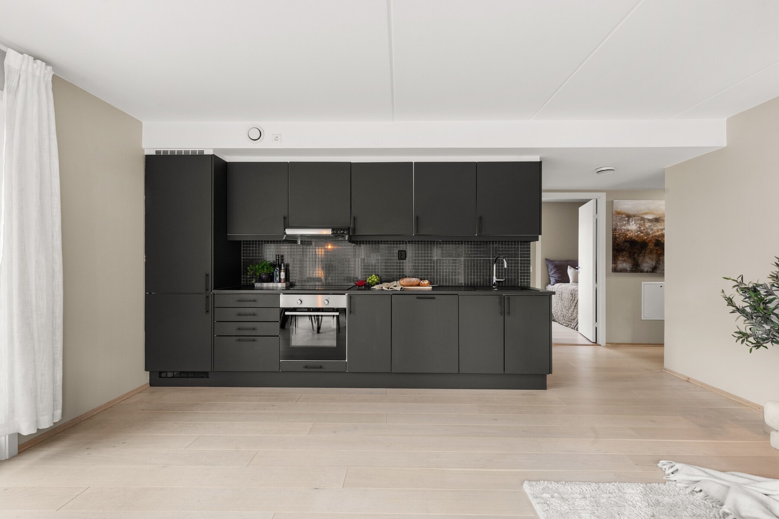 Sist oppgradert i 2020 med nymalte fronter, nye håndtak og ny benkeplate. Galleribilde