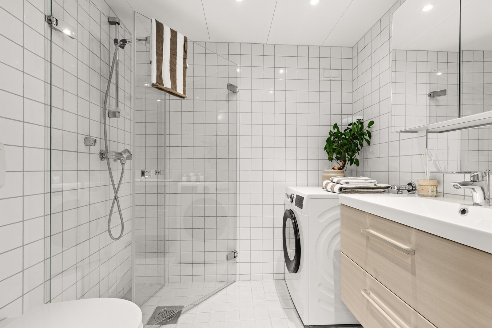 Sist fornyet i 2020 med nye dusjvegger, servantseksjon og speilskap. Galleribilde