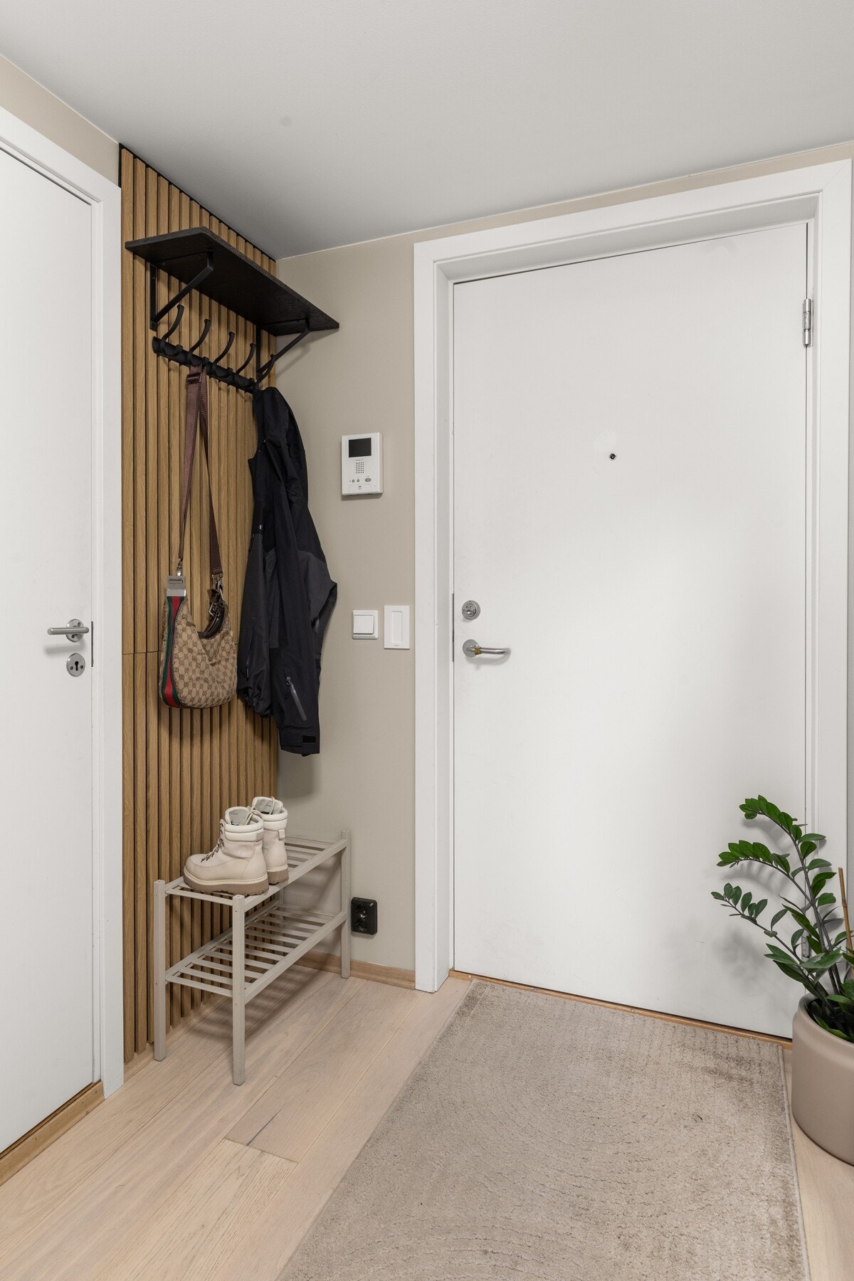 Lys og innbydende entré med plass til yttertøy og oppbevaring. Galleribilde
