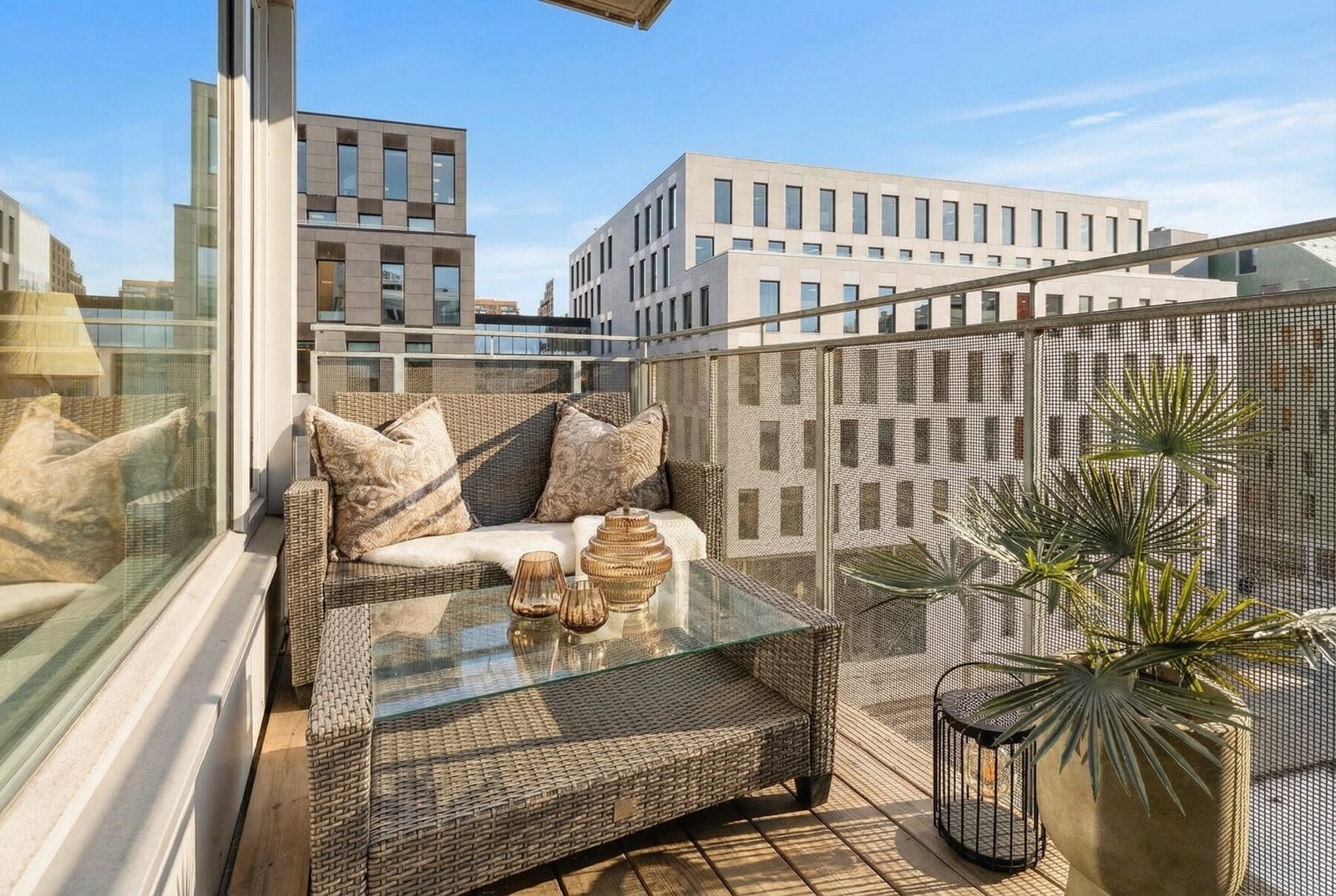 Fra stuen er det utgang til vestvendt, overbygget balkong på ca. 5,3 m² Galleribilde