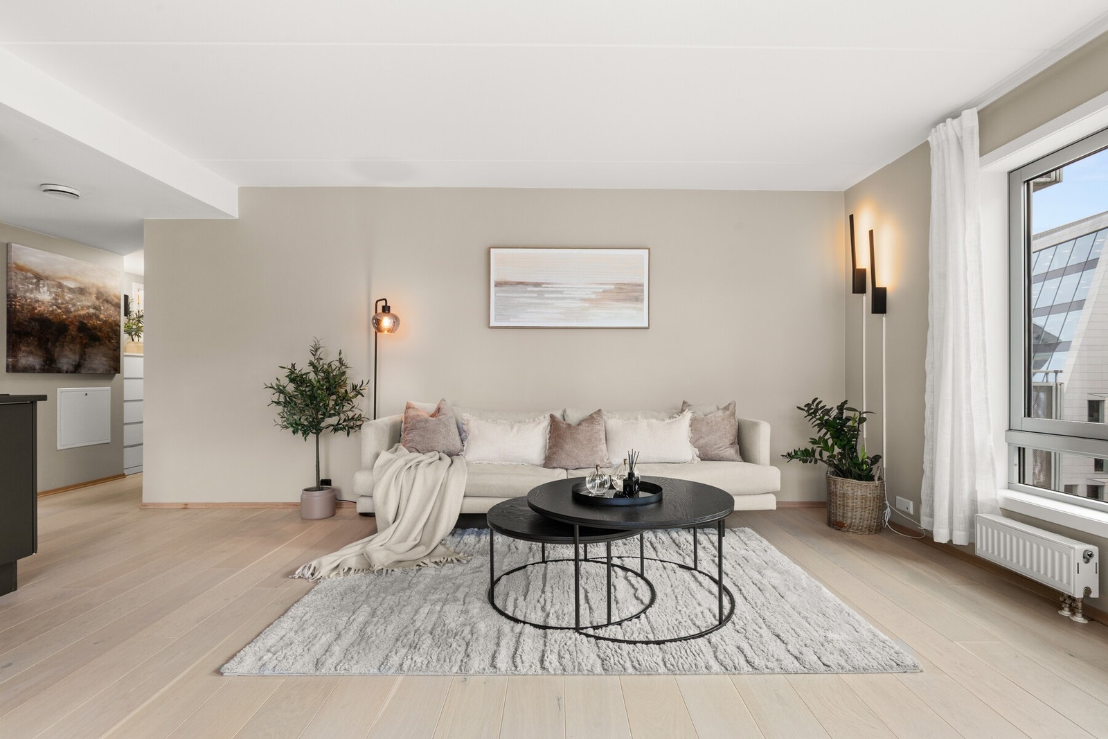 Leiligheten ligger i 6. etasje og er en ende- og hjørneleilighet med vinduer på tre sider. Galleribilde