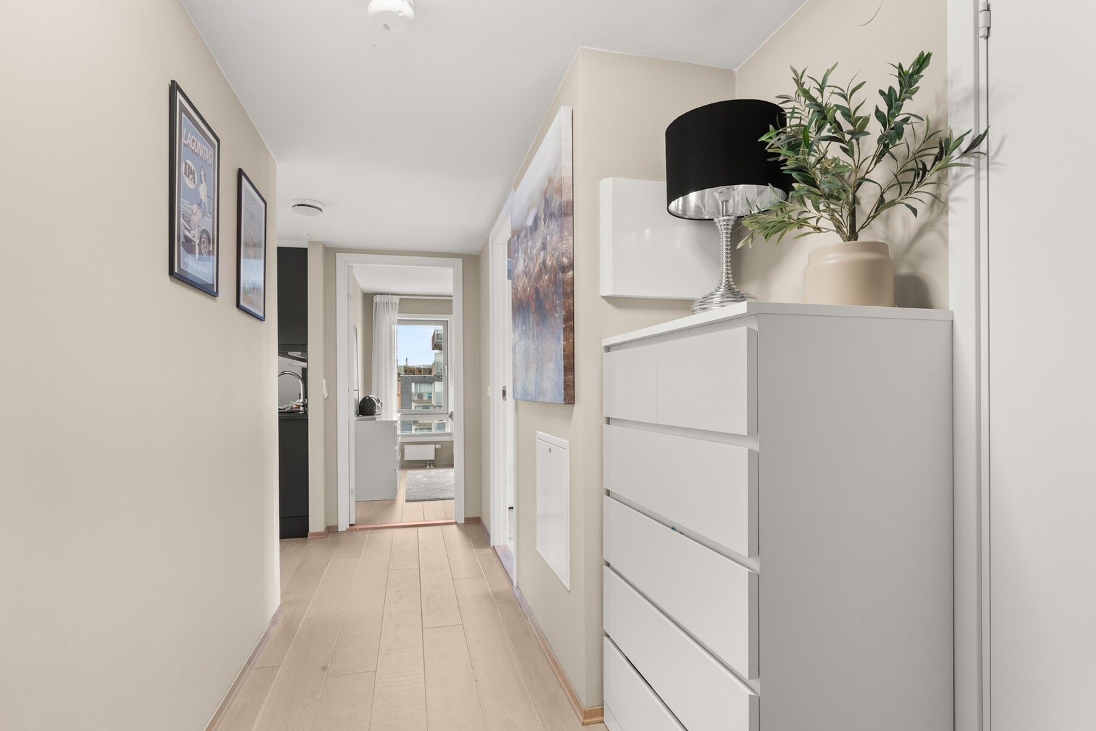 Mellomgang med adkomst til bad og soverom. Galleribilde