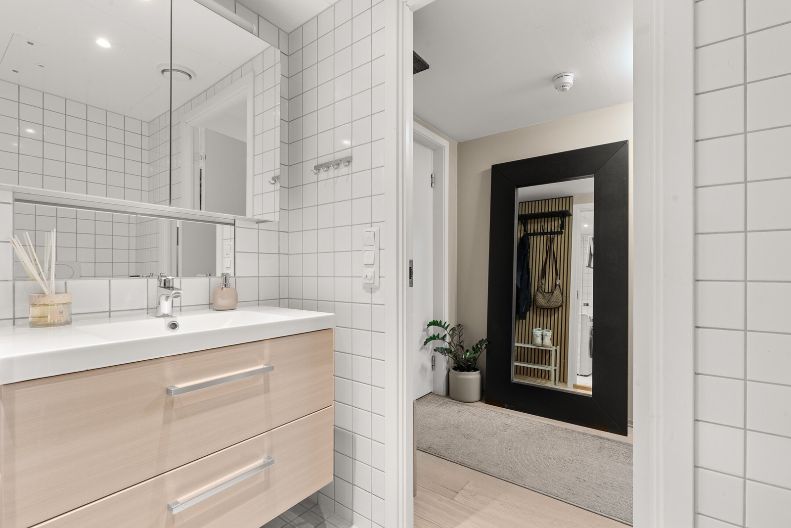 Flislagt bad i prefabrikkert baderomskabin fra byggeåret. Galleribilde