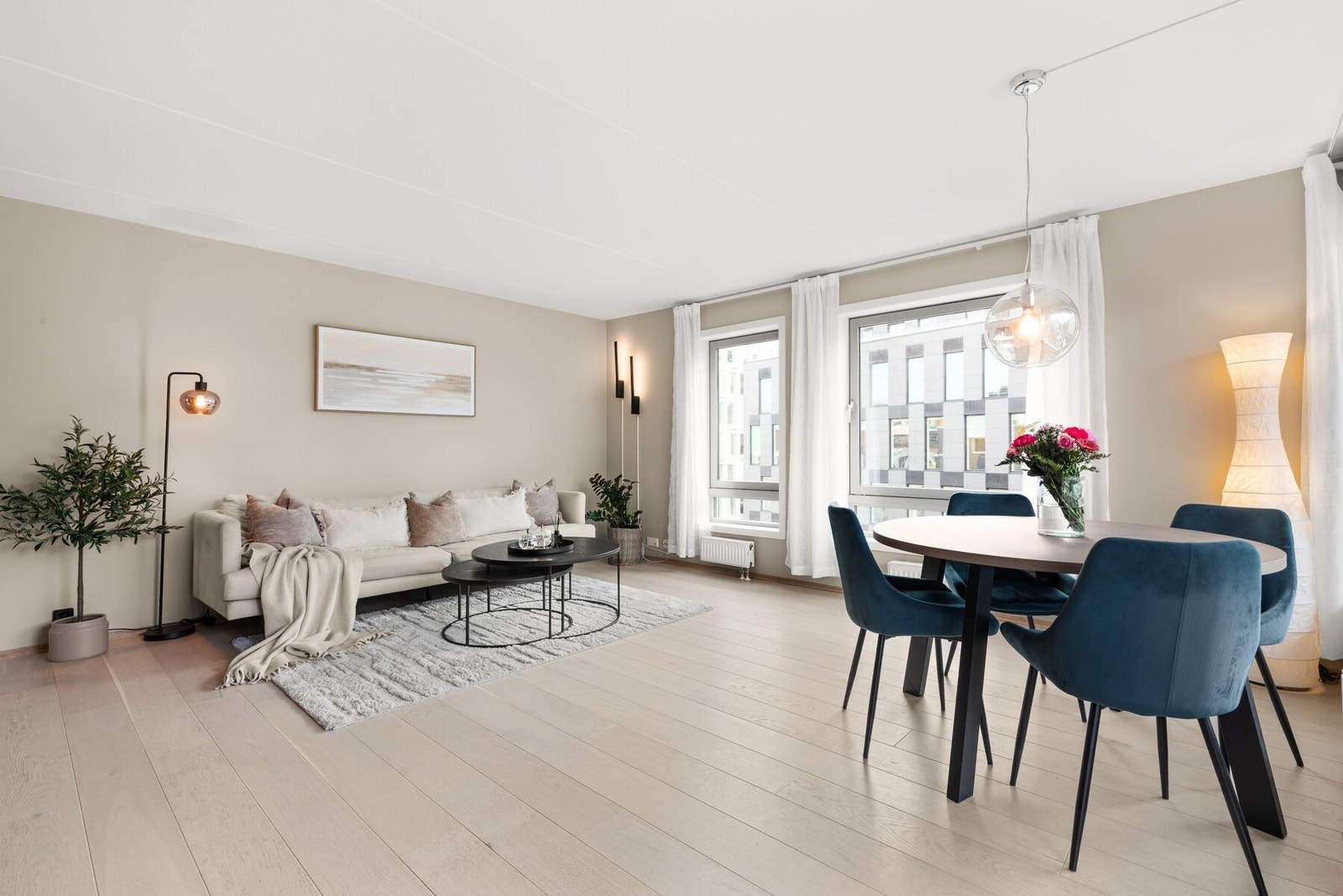 Flott 1-stavs hvitlakkert eikeparkett på gulv. Galleribilde