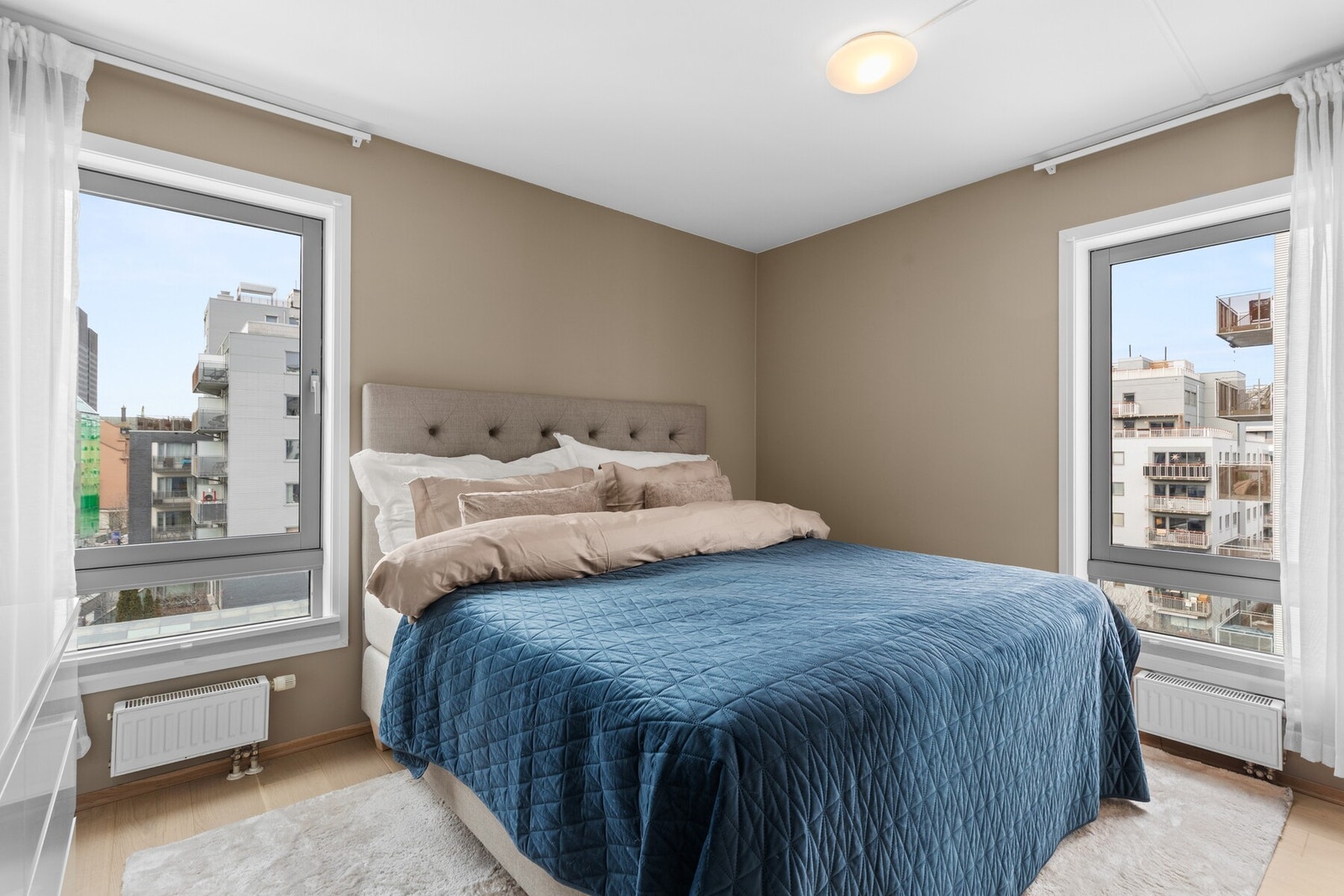 Plissègardiner i vinduene på soverommene. Galleribilde