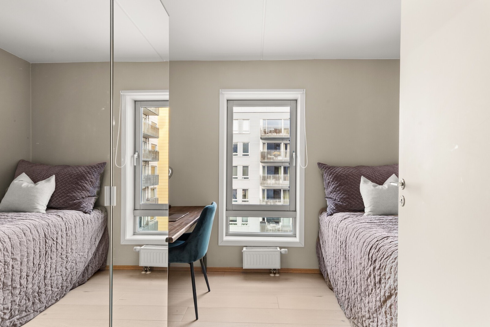 Lyst og praktisk soverom som egner seg godt som barnerom, gjesterom eller hjemmekontor. Galleribilde