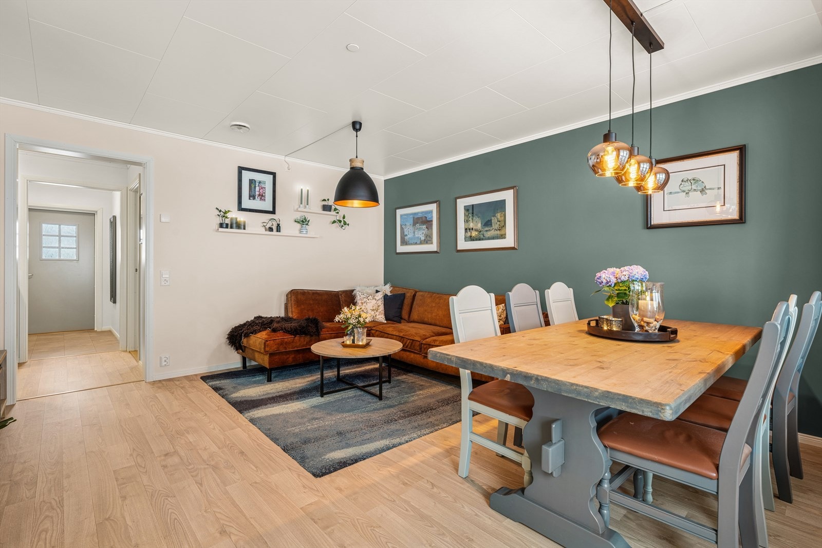 Her er det plass til både sofa og spisebord. Galleribilde
