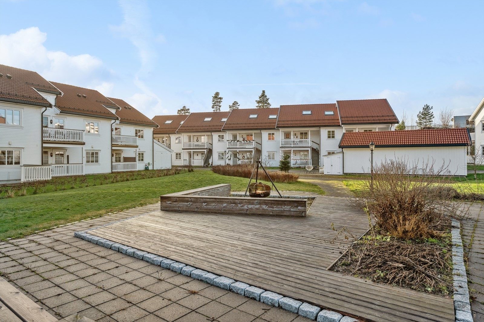 Det er hyggelige grøntområder i mellom bygningene med lekeplass og diverse sittegrupper til glede for alle beboere. Galleribilde