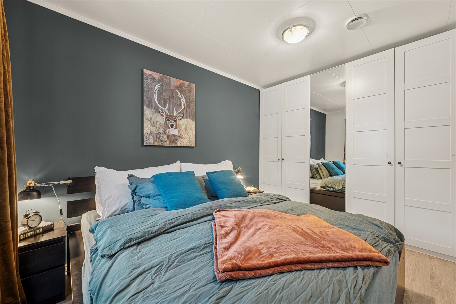 Begge soverommene har oppbevaringsplass i medfølgende garderobeskap. Galleribilde