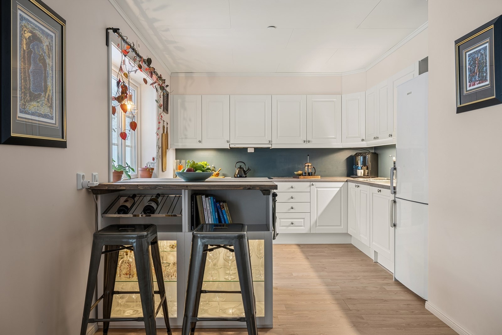 Kjøkkenet er utstyrt med en kjøkkenøy og praktisk barløsning. Galleribilde